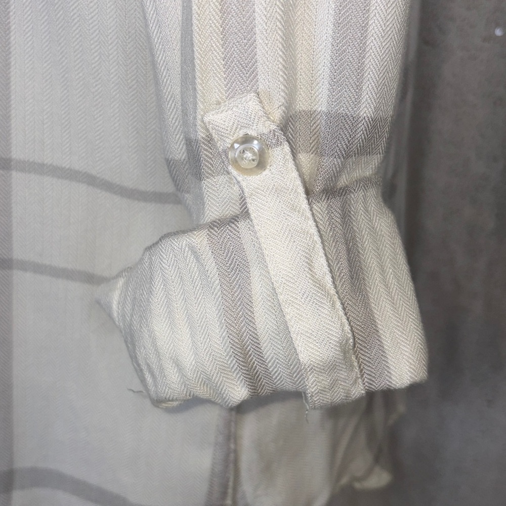 Romeo+Juliet Couture White and Gray Plaid Button-Up Shirt - Picture 5 of 6